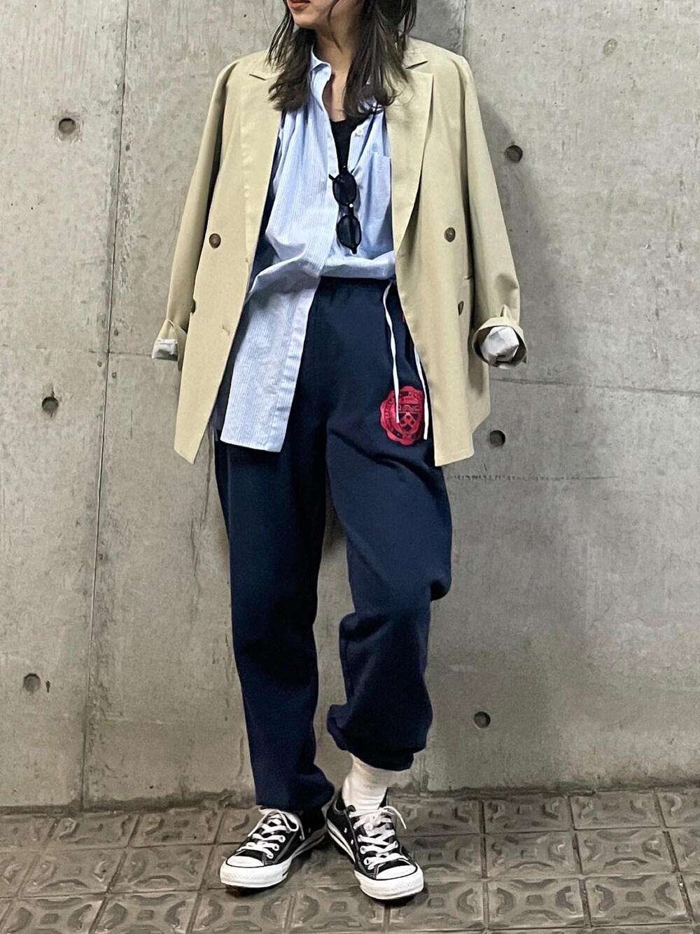 ブルー系のスウェットパンツ、その他のシャツ/ブラウス、ベージュ系のテーラードジャケットを着用したレディースの冬コーディネートの2枚目の写真