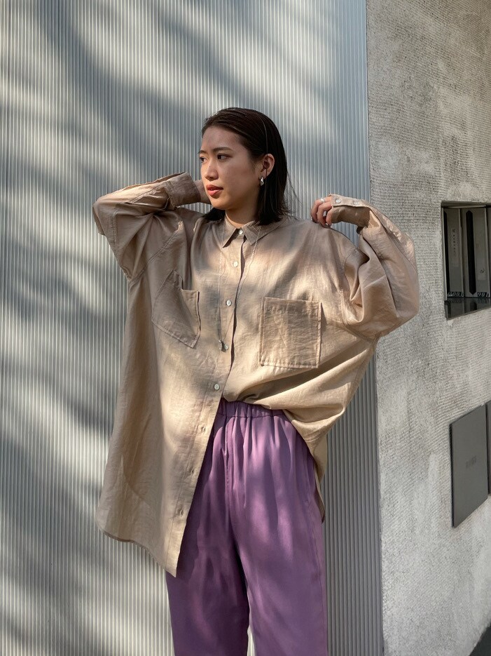 ベージュ系のシャツ/ブラウス、パープル系のその他パンツ、ブラック系のサンダルを着用したレディースの春コーディネートの3枚目の写真