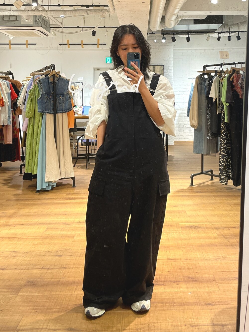 ブラック系のつなぎ/オールインワン、ホワイト系のシャツ/ブラウスを着用したレディースの冬コーディネートの2枚目の写真