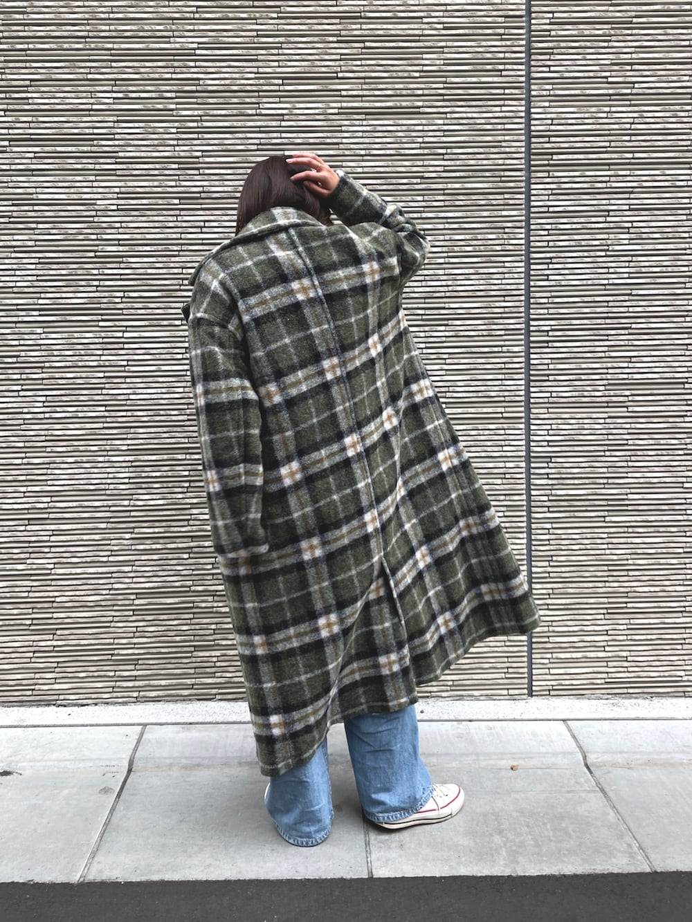 その他のチェスターコート、ブルー系のデニムパンツ、グレー系のニット/セーターを着用したレディースの秋コーディネートの2枚目の写真