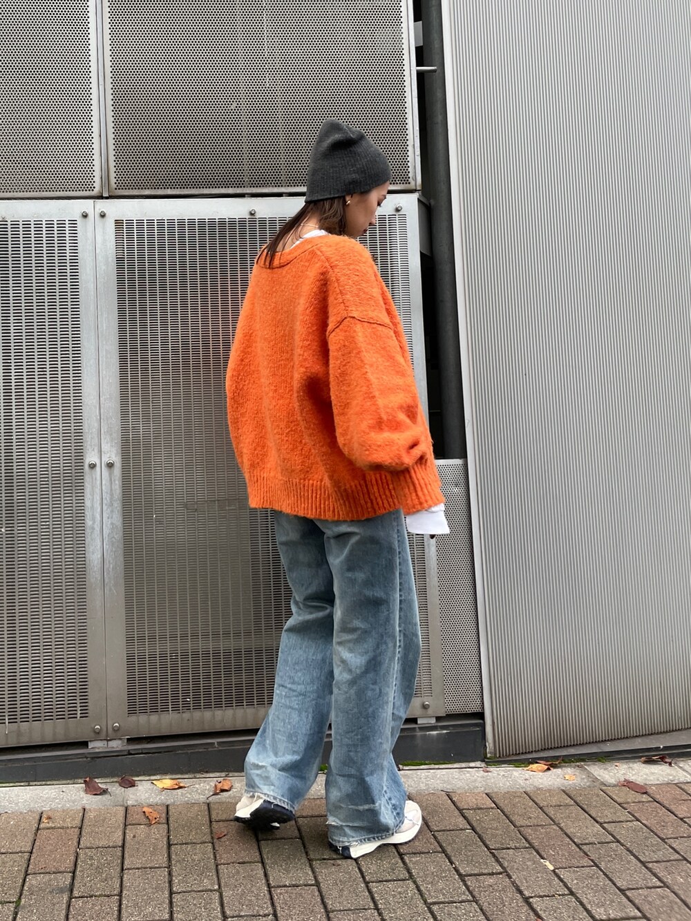 オレンジ系のカーディガン/ボレロ、ブルー系のデニムパンツ、ホワイト系のTシャツ/カットソーを着用したレディースの秋コーディネートの4枚目の写真