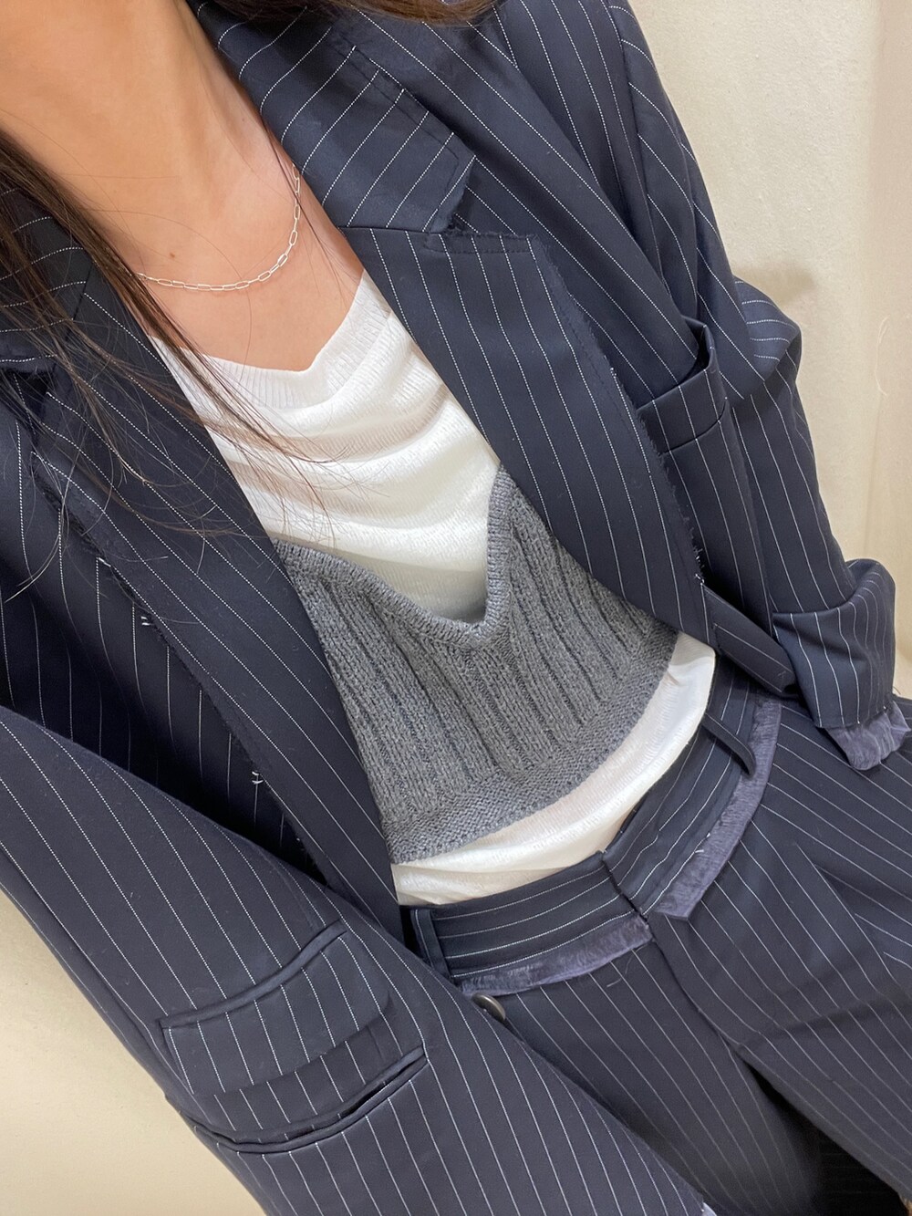 その他のその他パンツ、その他のテーラードジャケット、グレー系のニット/セーターを着用したレディースの冬コーディネートの4枚目の写真