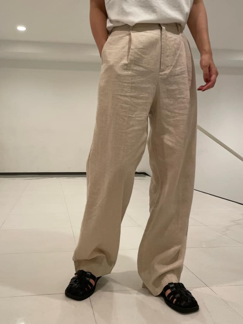 ブラウン系のシャツ/ブラウス、ホワイト系のその他パンツを着用したレディースの夏コーディネートの9枚目の写真