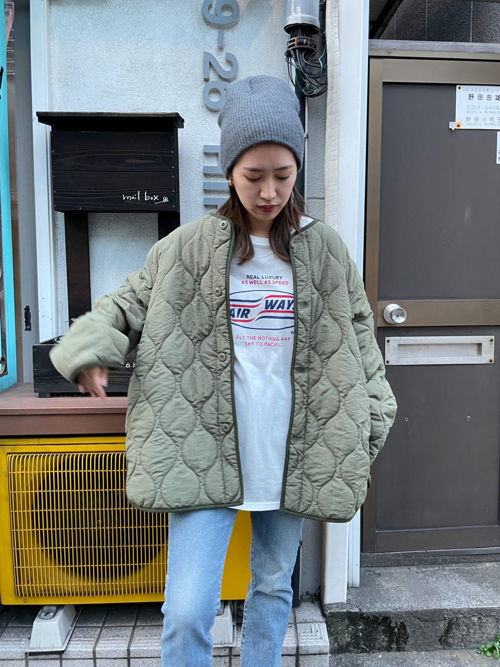 ブラック系のブーツ、ブルー系のデニムパンツ、ホワイト系のTシャツ/カットソーを着用したレディースの夏コーディネートの5枚目の写真