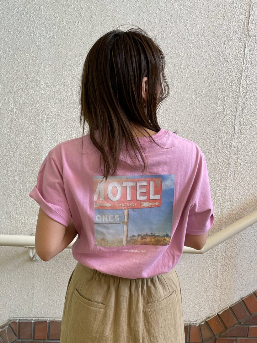 ベージュ系のその他パンツ、ピンク系のTシャツ/カットソー、ホワイト系のサンダルを着用したレディースの春コーディネートの2枚目の写真