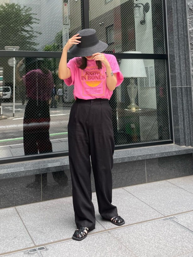 ブラック系のその他パンツ、ピンク系のTシャツ/カットソー、ブラック系のハットを着用したレディースの夏コーディネートの3枚目の写真