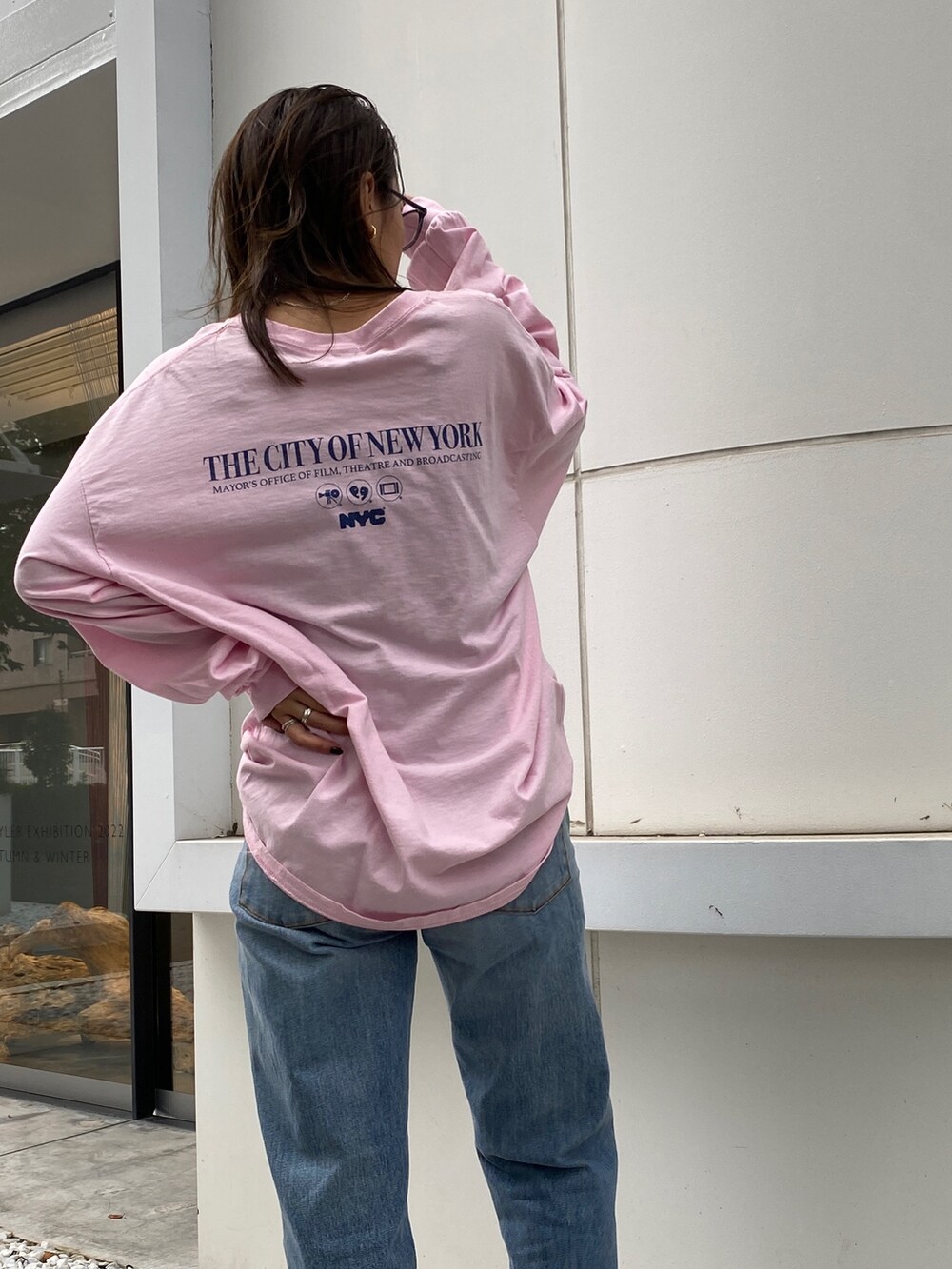 ブルー系のダッフルコート、ブルー系のデニムパンツ、ピンク系のTシャツ/カットソーを着用したレディースの秋コーディネートの6枚目の写真