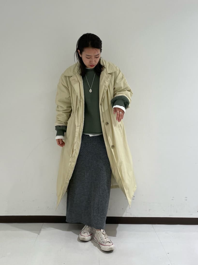 ホワイト系のその他アウター、グリーン系のニット/セーターを着用したレディースの冬コーディネートの4枚目の写真