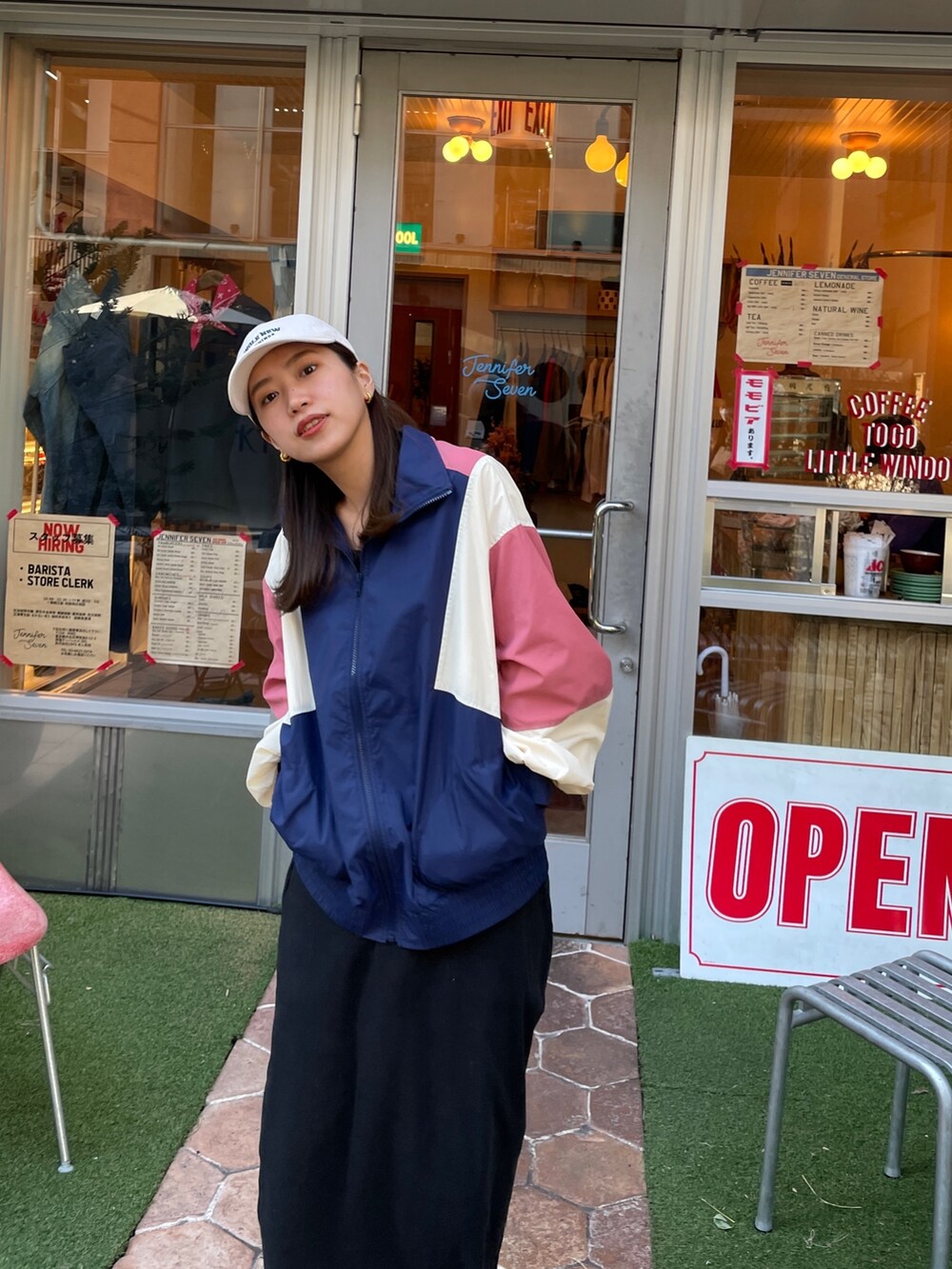 ブルー系のブルゾン、ブラック系のスカート、ホワイト系のスニーカーを着用したレディースの冬コーディネートの4枚目の写真