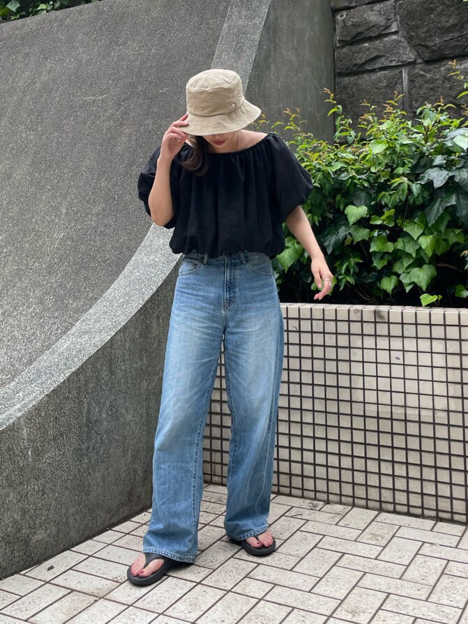 ブラック系のシャツ/ブラウス、ブルー系のデニムパンツ、ホワイト系のハットを着用したレディースの夏コーディネートの5枚目の写真