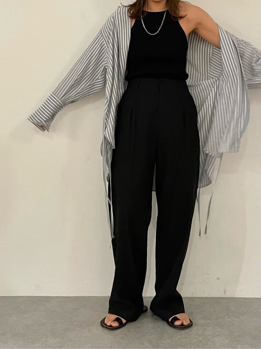 ブルー系のシャツ/ブラウス、ブラック系のその他パンツ、ブラック系のサンダルを着用したレディースの春コーディネートの9枚目の写真