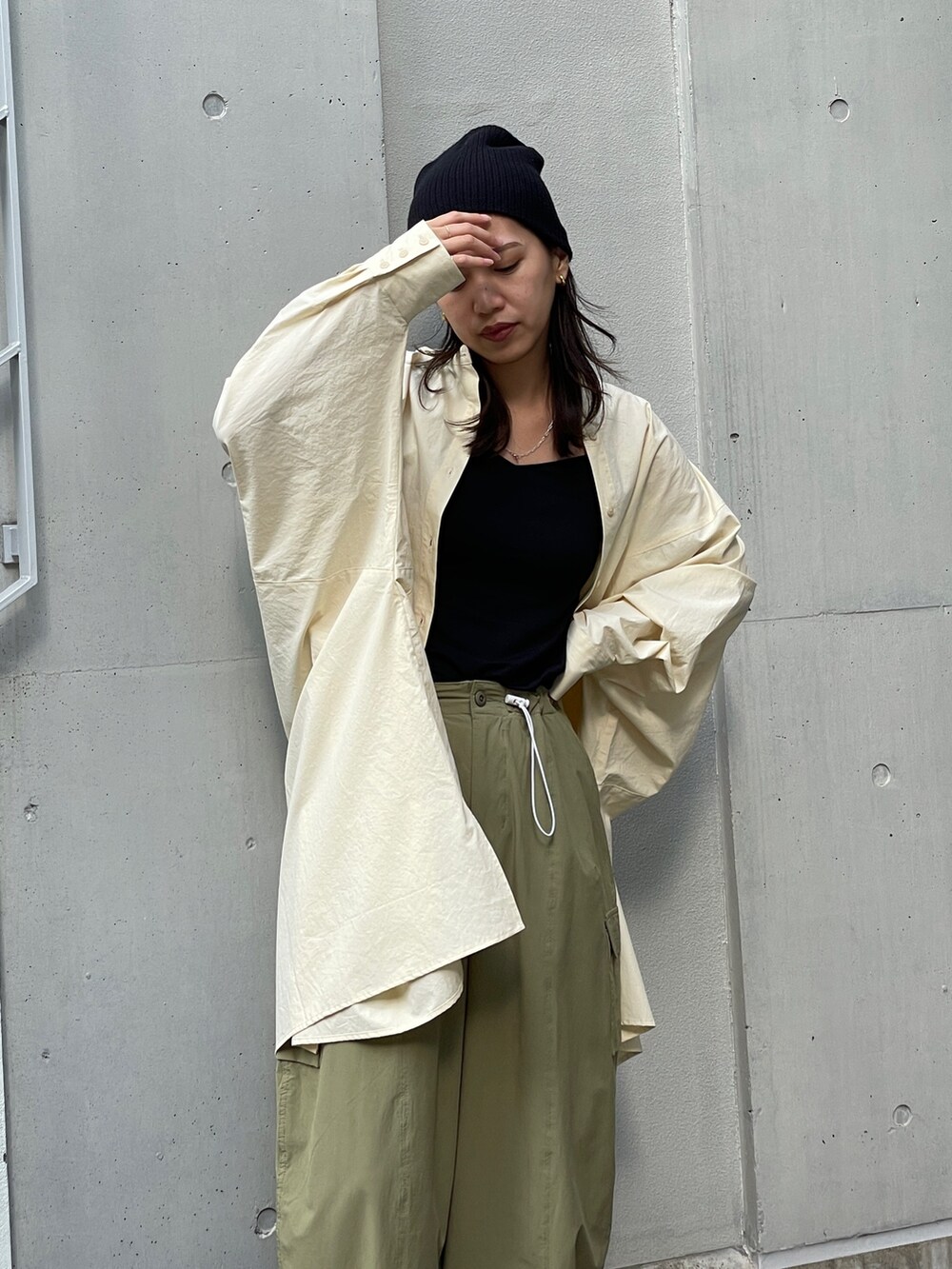 グリーン系のカーゴパンツ、イエロー系のシャツ/ブラウス、ブラック系のサンダルを着用したレディースの秋コーディネートの8枚目の写真