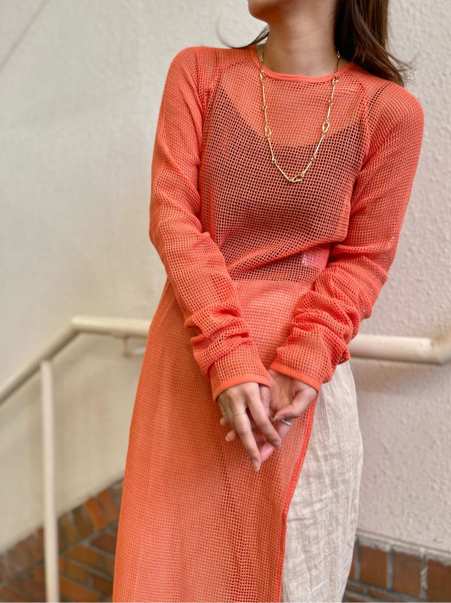 オレンジ系のワンピース、ブラック系のサンダル、ホワイト系のその他パンツを着用したレディースの春コーディネートの5枚目の写真