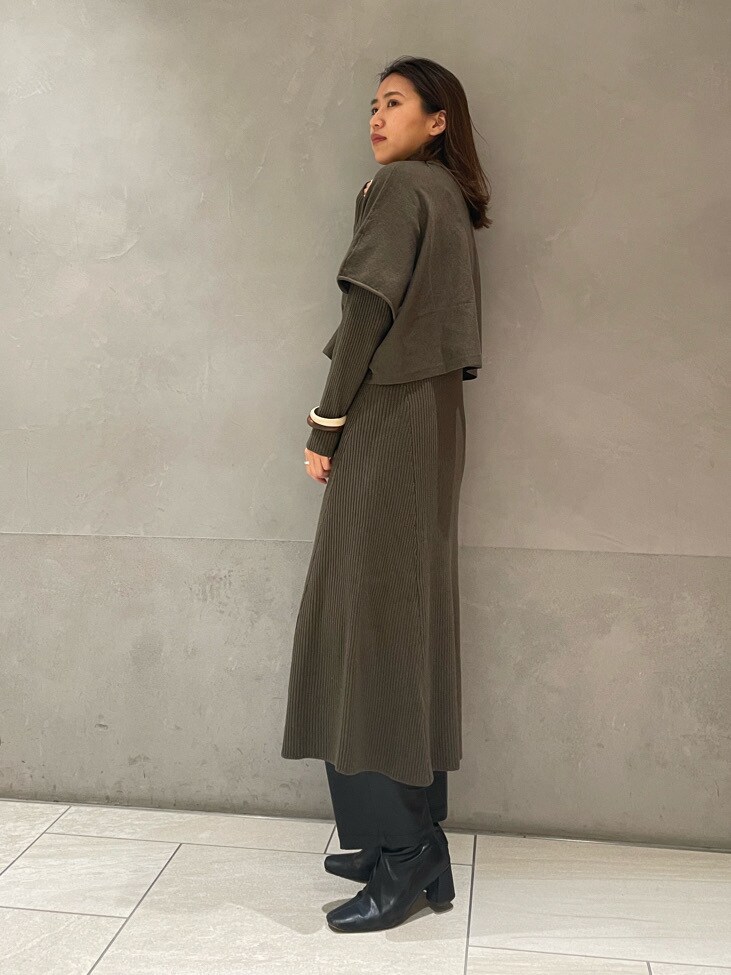 ブラウン系のワンピース、ホワイト系のバングル/リストバンド、ブラウン系のバングル/リストバンドを着用したレディースの冬コーディネートの3枚目の写真