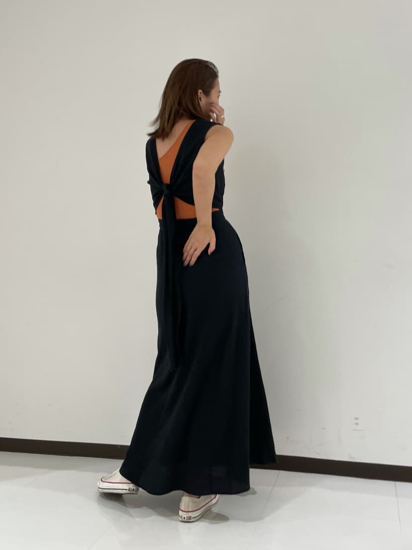 ブラック系のワンピース、オレンジ系のタンクトップを着用したレディースの夏コーディネートの3枚目の写真