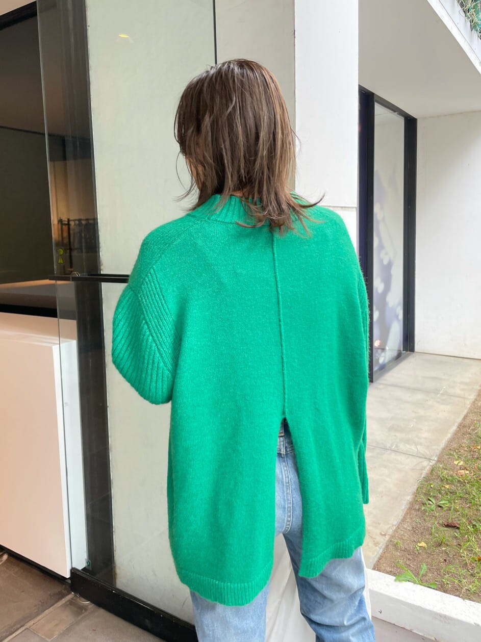 ブルー系のデニムパンツ、ホワイト系のエコバッグ/サブバッグ、グリーン系のニット/セーターを着用したレディースの秋コーディネートの3枚目の写真