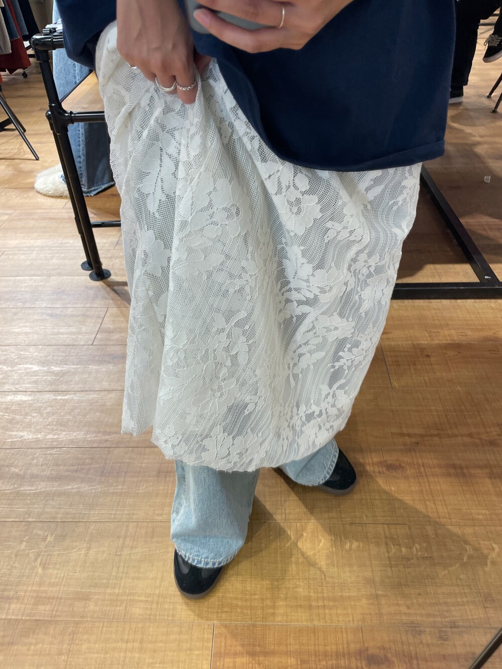 ホワイト系のワンピース、ブルー系のTシャツ/カットソー、ブルー系のデニムパンツを着用したレディースの夏コーディネートの4枚目の写真