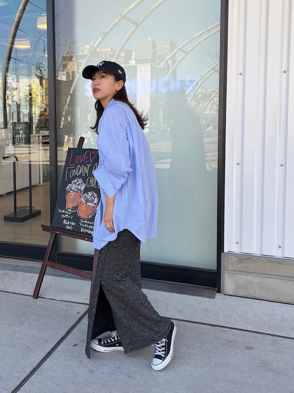 その他のシャツ/ブラウス、グレー系のスカートを着用したレディースの冬コーディネートの2枚目の写真