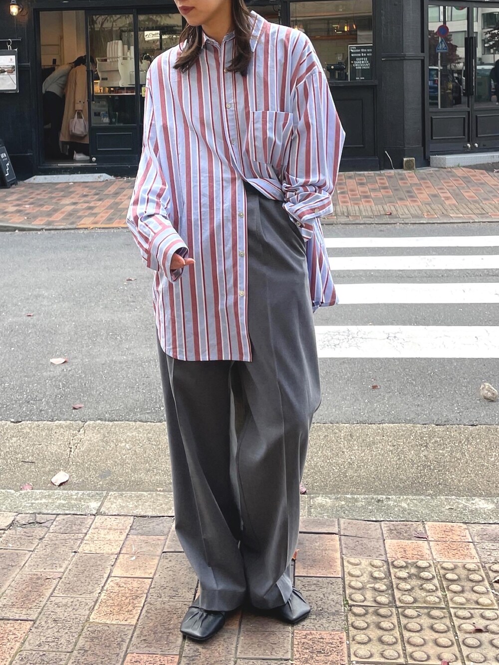 ブルー系のシャツ/ブラウス、グレー系のその他パンツ、ブラック系のパンプスを着用したレディースの秋コーディネートの5枚目の写真