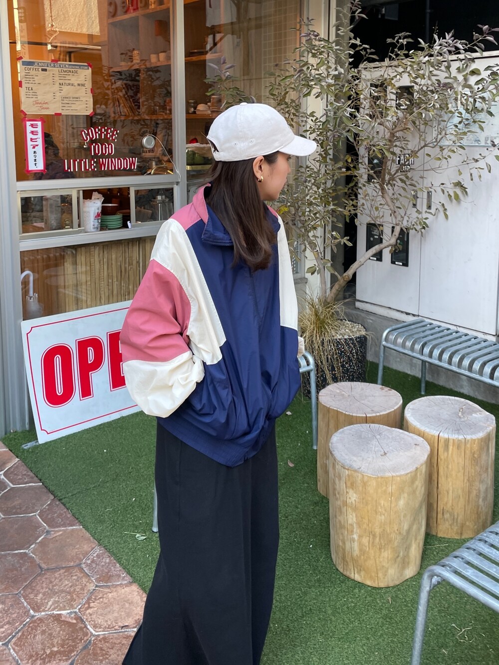 ブルー系のブルゾン、ブラック系のスカート、ホワイト系のスニーカーを着用したレディースの冬コーディネートの6枚目の写真