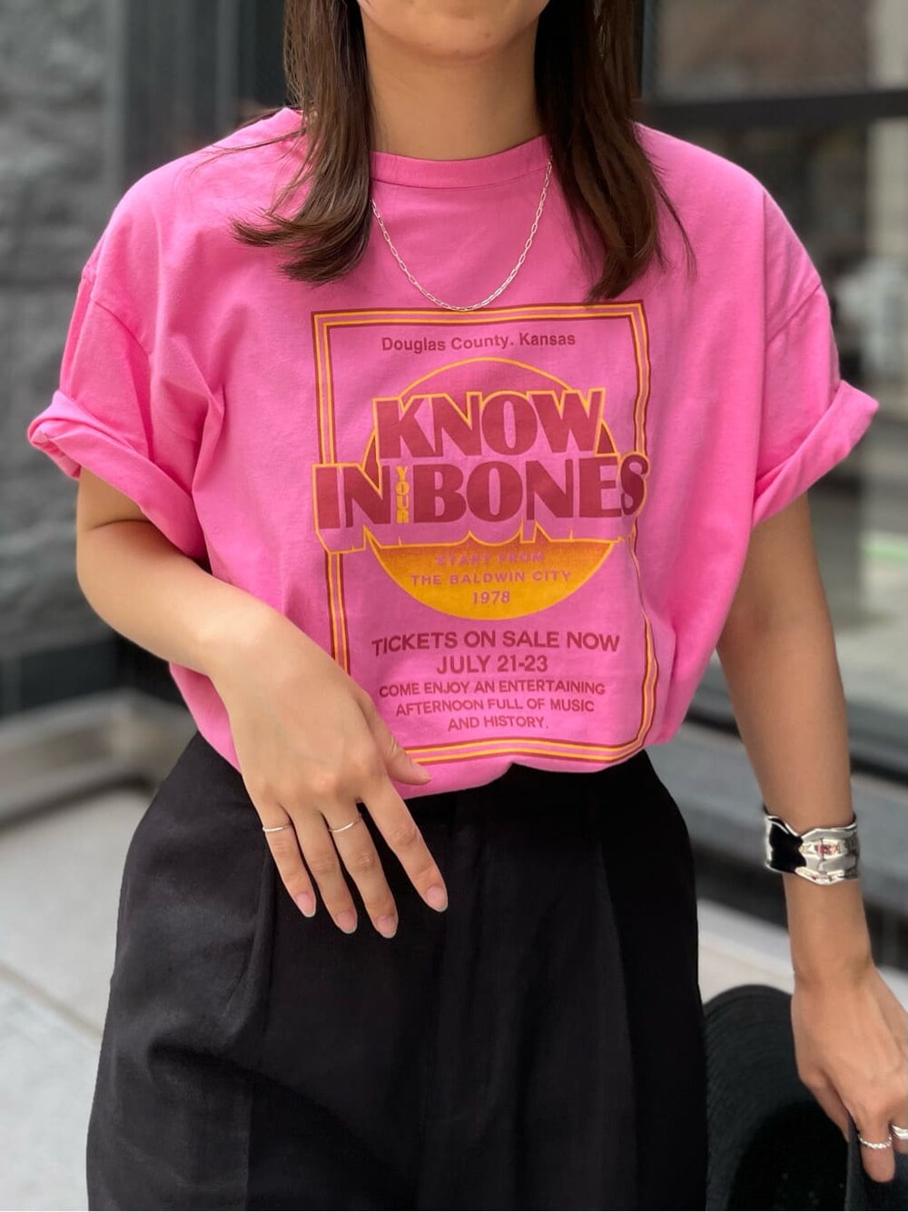 ブラック系のその他パンツ、ピンク系のTシャツ/カットソー、ブラック系のハットを着用したレディースの夏コーディネートの9枚目の写真