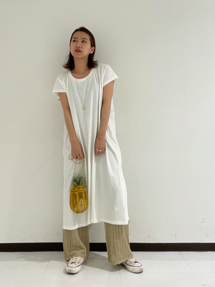 ホワイト系のワンピース、ゴールド系のその他パンツ、イエロー系のショルダーバッグを着用したレディースの夏コーディネートの2枚目の写真