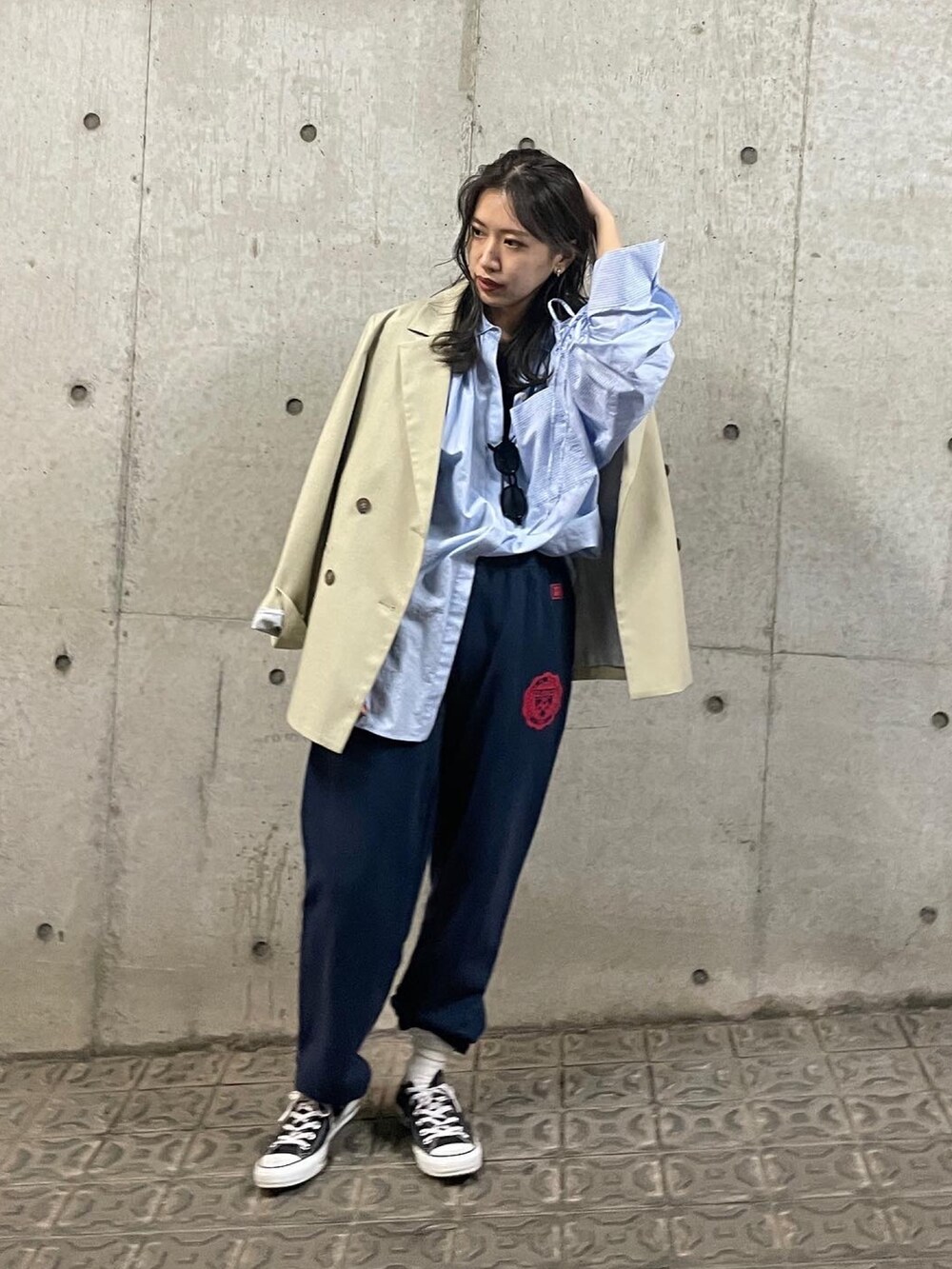 ブルー系のスウェットパンツ、その他のシャツ/ブラウス、ベージュ系のテーラードジャケットを着用したレディースの冬コーディネートの3枚目の写真