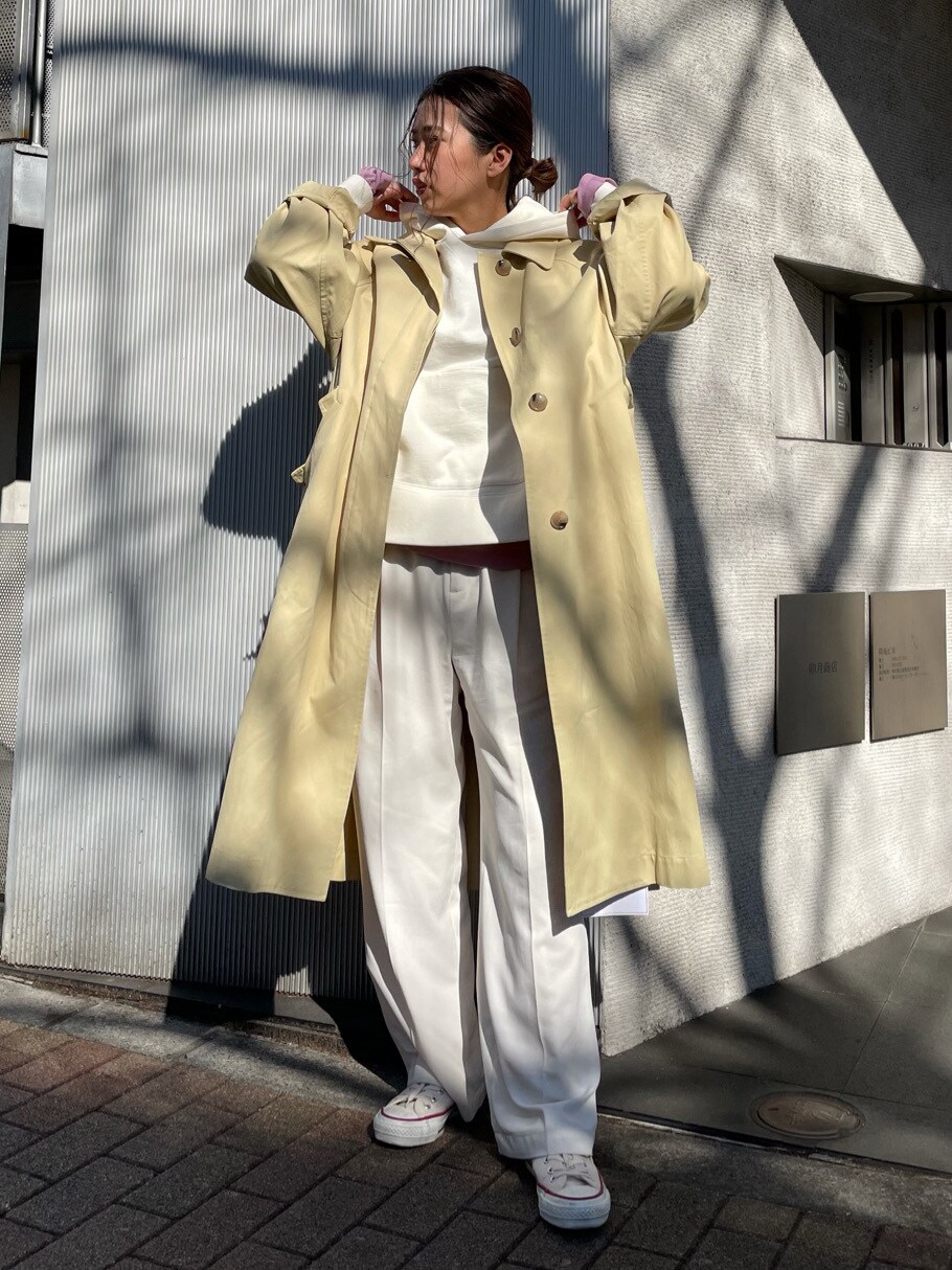 ホワイト系のパーカー、ホワイト系のその他パンツ、パープル系のTシャツ/カットソーを着用したレディースの冬コーディネートの2枚目の写真