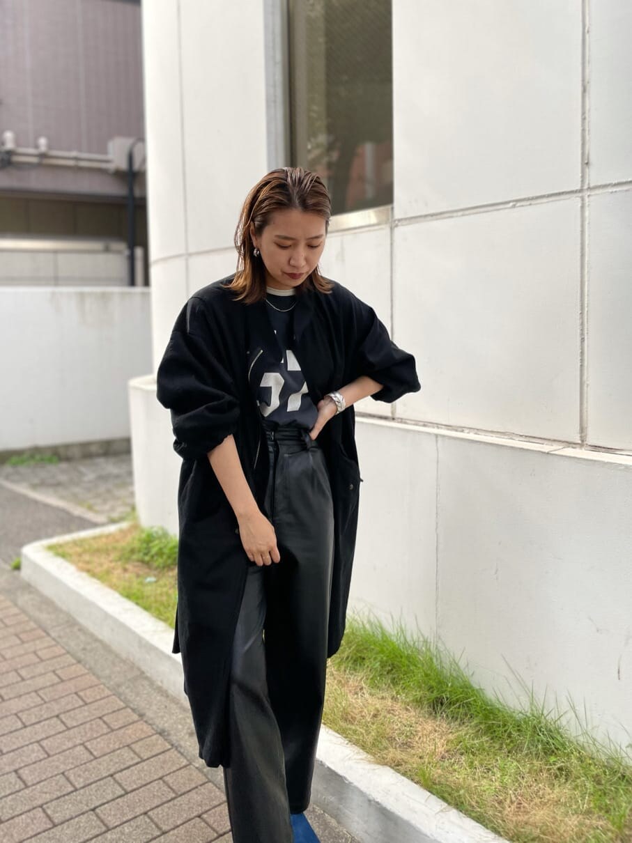 ブラック系のその他アウター、ブラック系のその他パンツ、グレー系のTシャツ/カットソーを着用したレディースの夏コーディネートの3枚目の写真