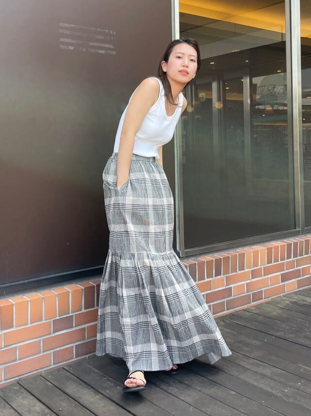 ホワイト系のタンクトップ、ブラウン系のシャツ/ブラウス、ブラック系のスカートを着用したレディースの夏コーディネートの8枚目の写真