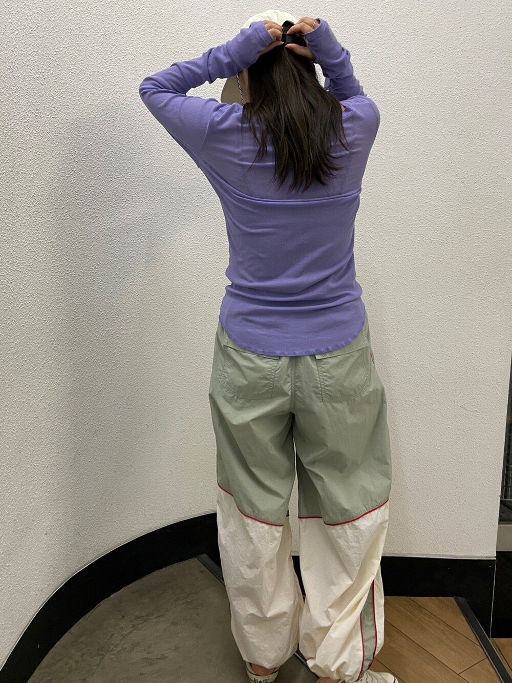 ホワイト系のその他パンツ、パープル系のTシャツ/カットソーを着用したレディースの冬コーディネートの4枚目の写真