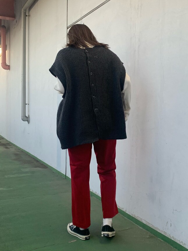 ホワイト系のニット/セーター、グレー系のニット/セーターを着用したレディースの冬コーディネートの3枚目の写真