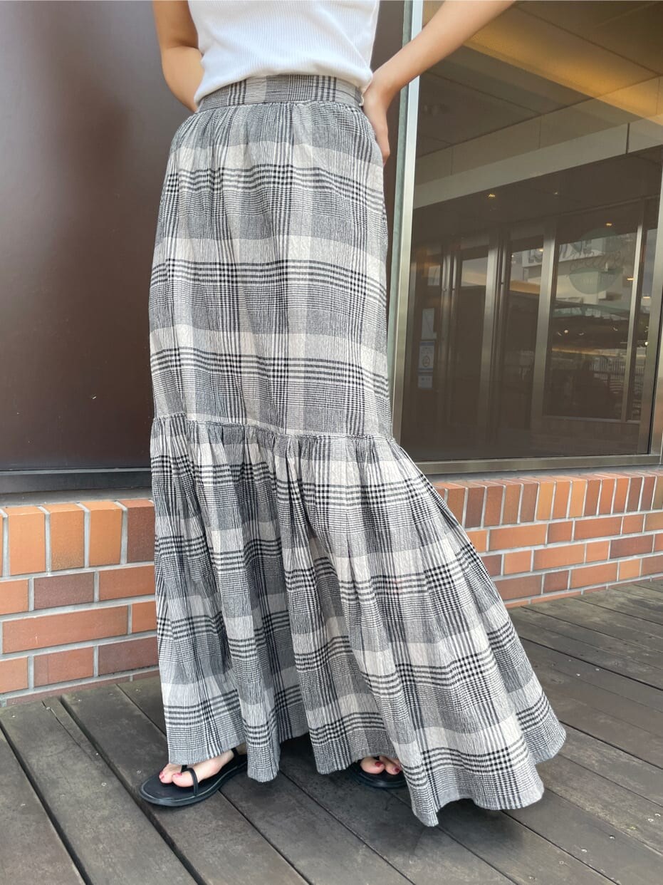 ホワイト系のタンクトップ、ブラウン系のシャツ/ブラウス、ブラック系のスカートを着用したレディースの夏コーディネートの5枚目の写真