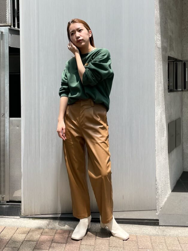 ブラウン系のその他パンツ、ホワイト系のブーツ、グリーン系のスウェットを着用したレディースの夏コーディネートの2枚目の写真