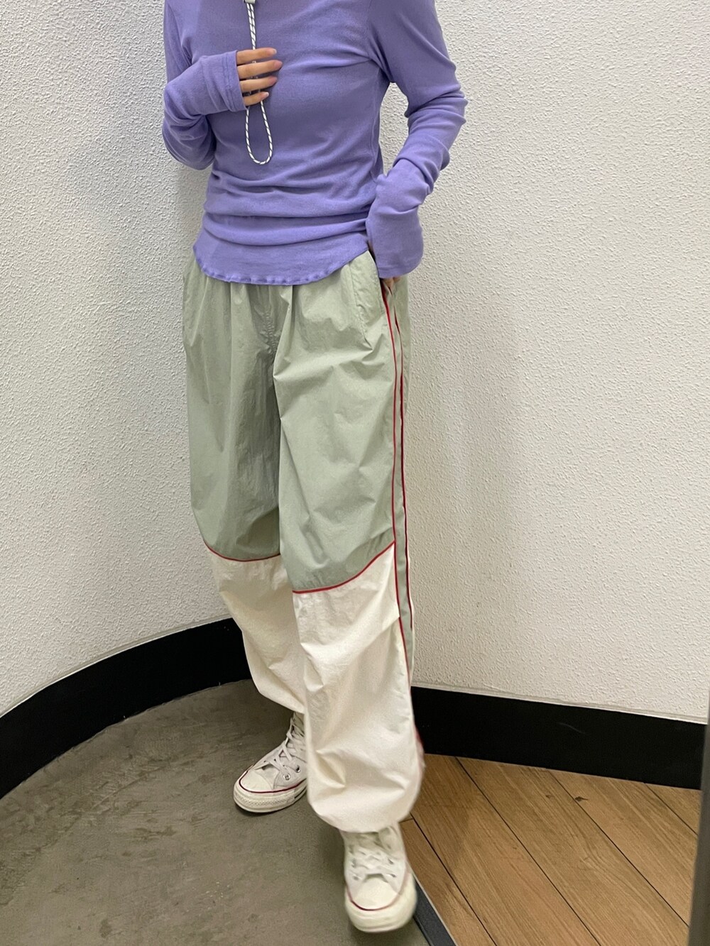 ホワイト系のその他パンツ、パープル系のTシャツ/カットソーを着用したレディースの冬コーディネートの3枚目の写真