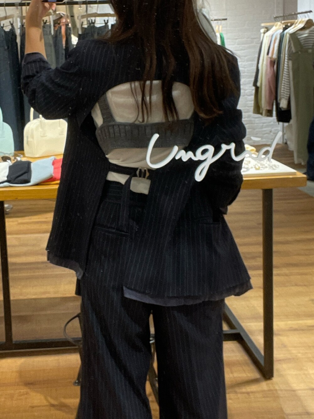 その他のその他パンツ、その他のテーラードジャケット、グレー系のニット/セーターを着用したレディースの冬コーディネートの3枚目の写真