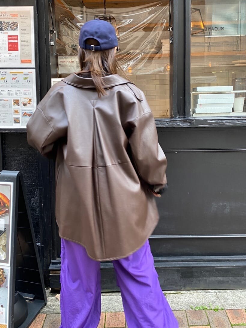 ブラウン系のブルゾン、ブラック系のニット/セーター、パープル系のその他パンツを着用したレディースの秋コーディネートの5枚目の写真