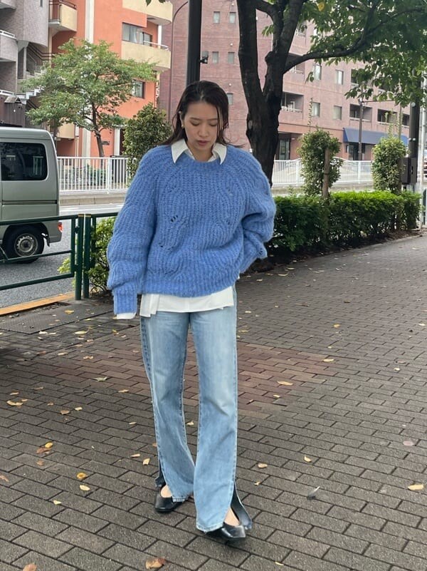 ブルー系のデニムパンツ、ブルー系のデニムパンツ、ブルー系のニット/セーターを着用したレディースの秋コーディネートの3枚目の写真