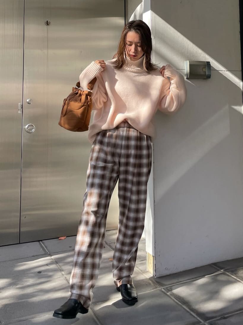 ブラウン系のその他パンツ、ピンク系のニット/セーターを着用したレディースの秋コーディネートの2枚目の写真