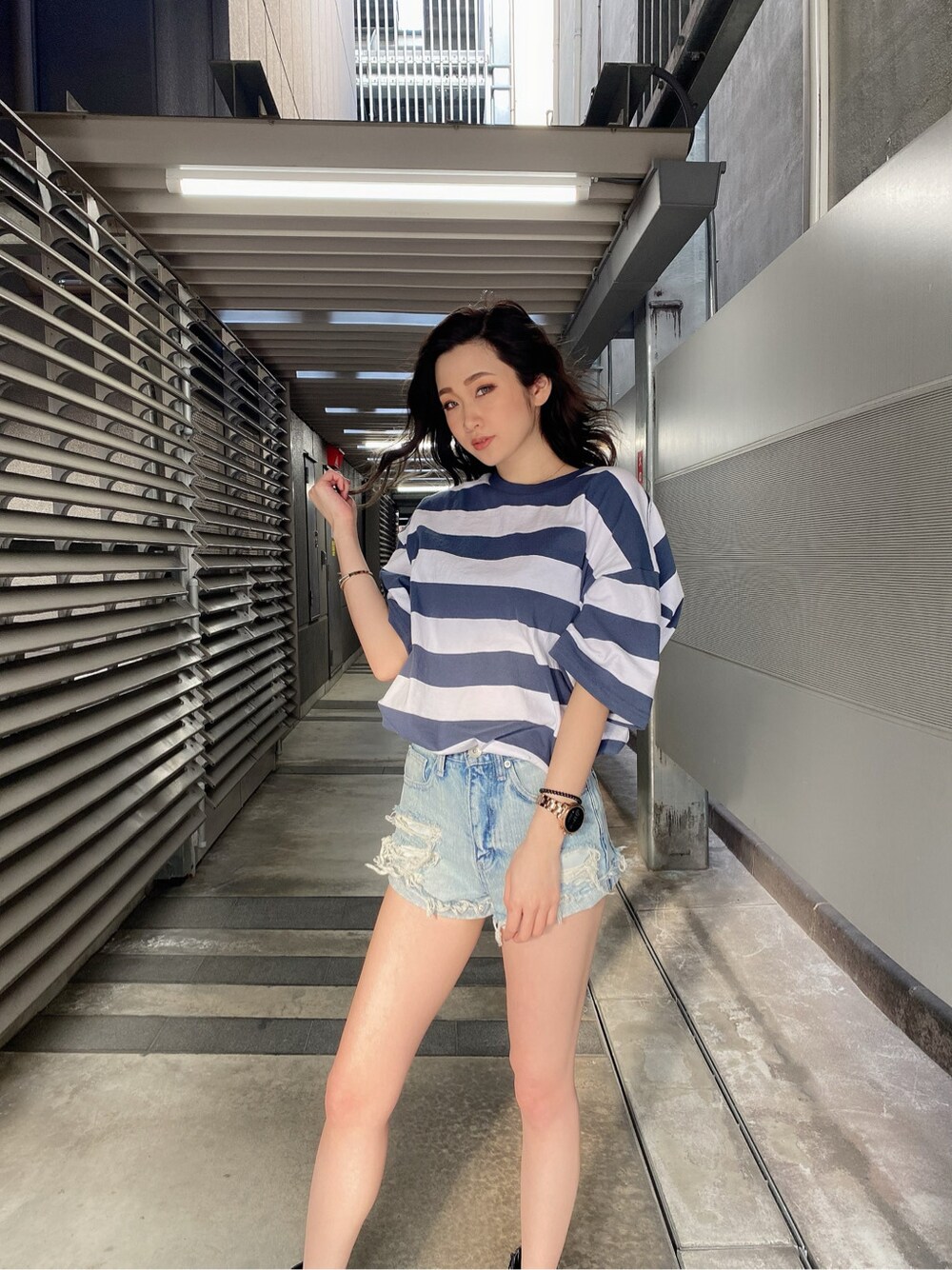 ブルー系のデニムパンツ、その他のTシャツ/カットソーを着用したレディースの春コーディネートの5枚目の写真