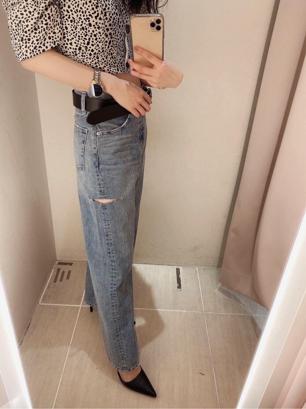 ブラック系のパンプス、その他のシャツ/ブラウス、ブラック系のベルトを着用したレディースの春コーディネートの4枚目の写真