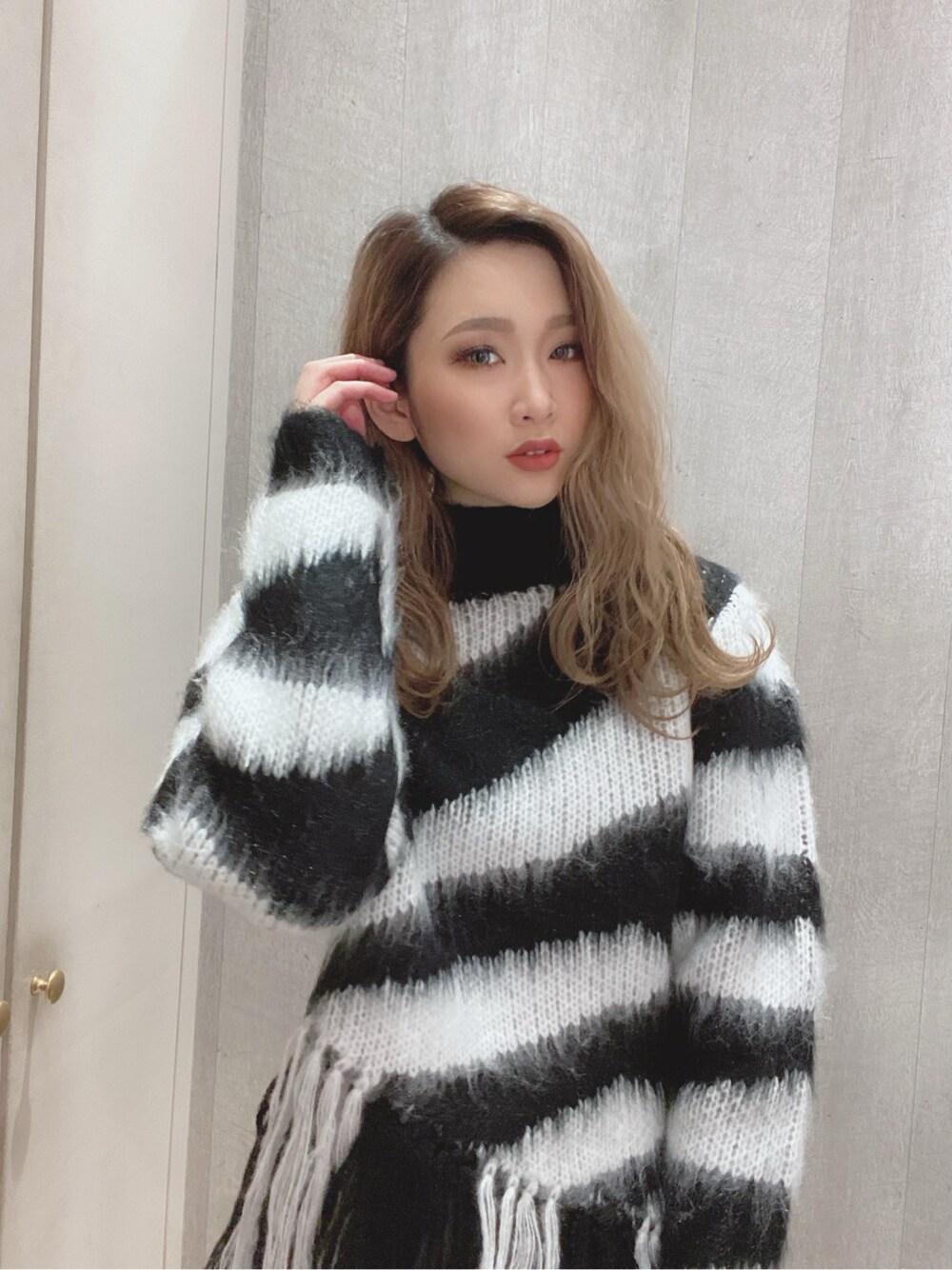 ブラック系のニット/セーターを着用したレディースの秋コーディネートの2枚目の写真