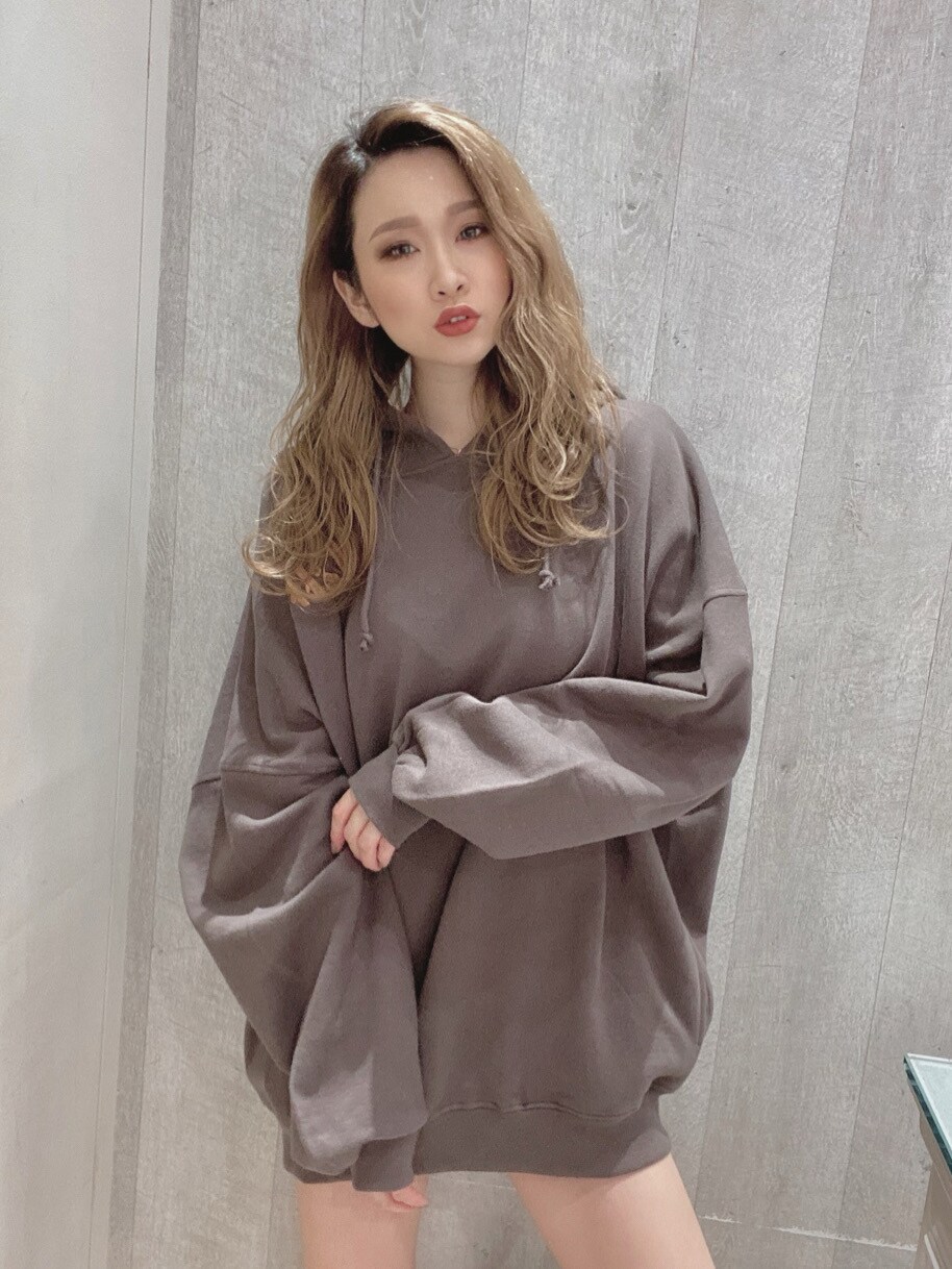 グレー系のパーカーを着用したレディースの秋コーディネートの3枚目の写真