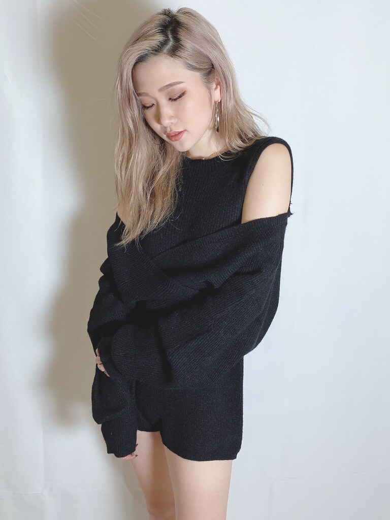 ブラック系のつなぎ/オールインワンを着用したレディースの秋コーディネートの2枚目の写真