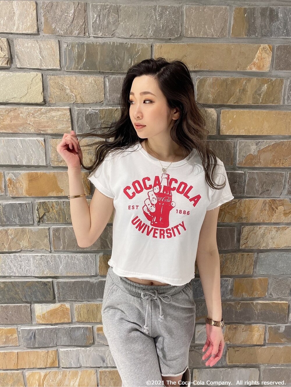 グレー系のスウェットパンツ、ホワイト系のTシャツ/カットソー、ブラック系のサンダルを着用したレディースの春コーディネートの3枚目の写真