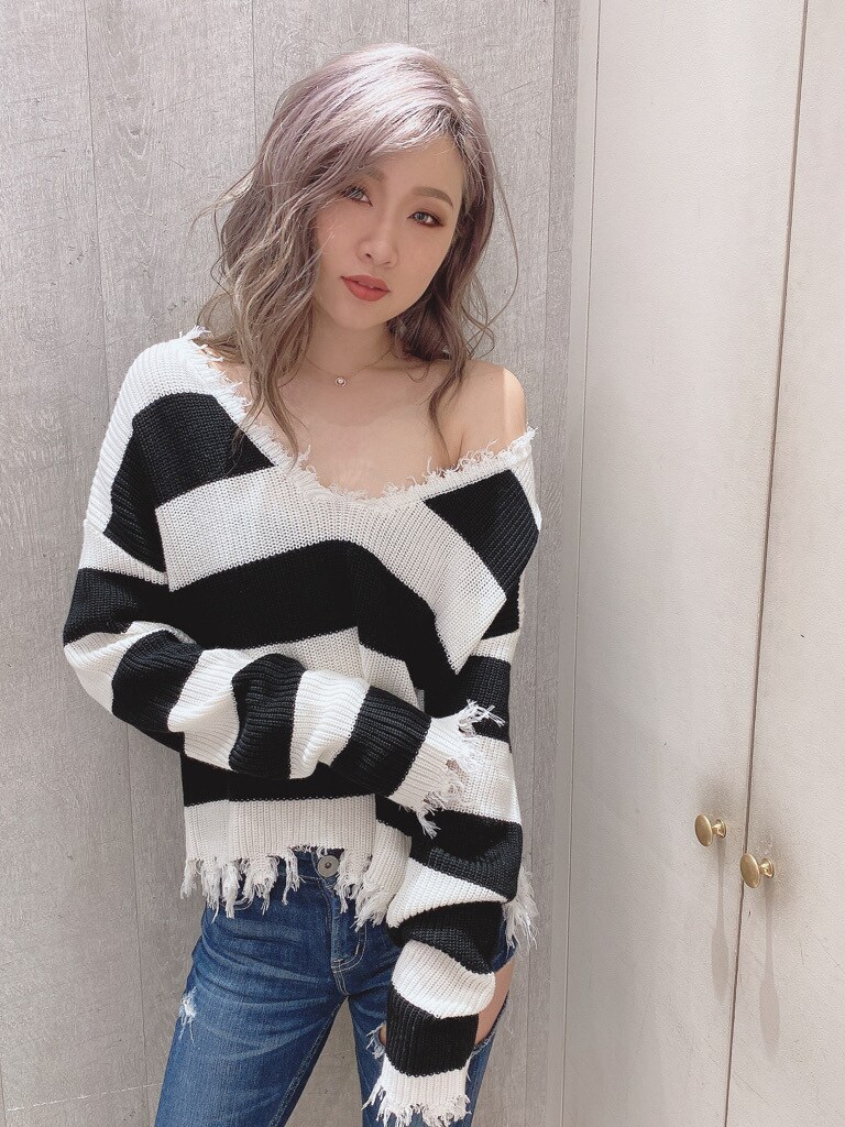 ブルー系のデニムパンツ、ブラック系のニット/セーターを着用したレディースの秋コーディネートの2枚目の写真