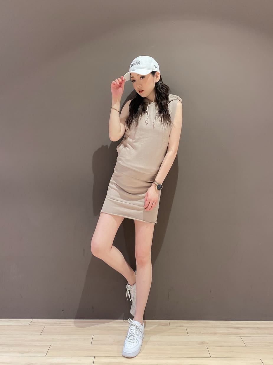 ベージュ系のスカート、ベージュ系のTシャツ/カットソーを着用したレディースの夏コーディネートの3枚目の写真