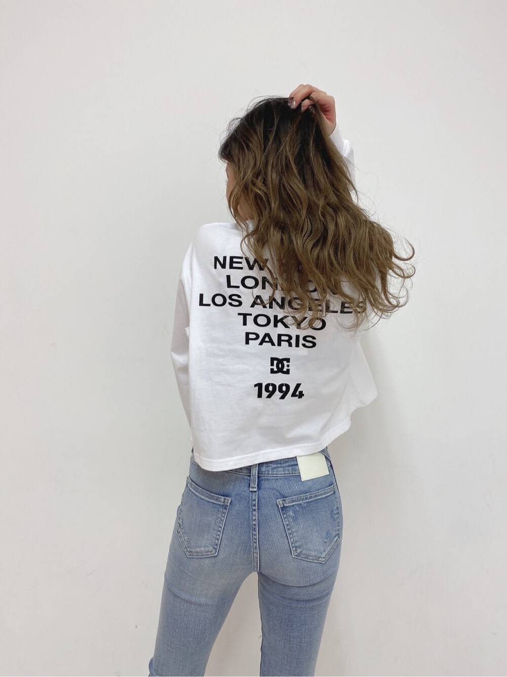 ブルー系のデニムパンツを着用したレディースの春コーディネートの2枚目の写真