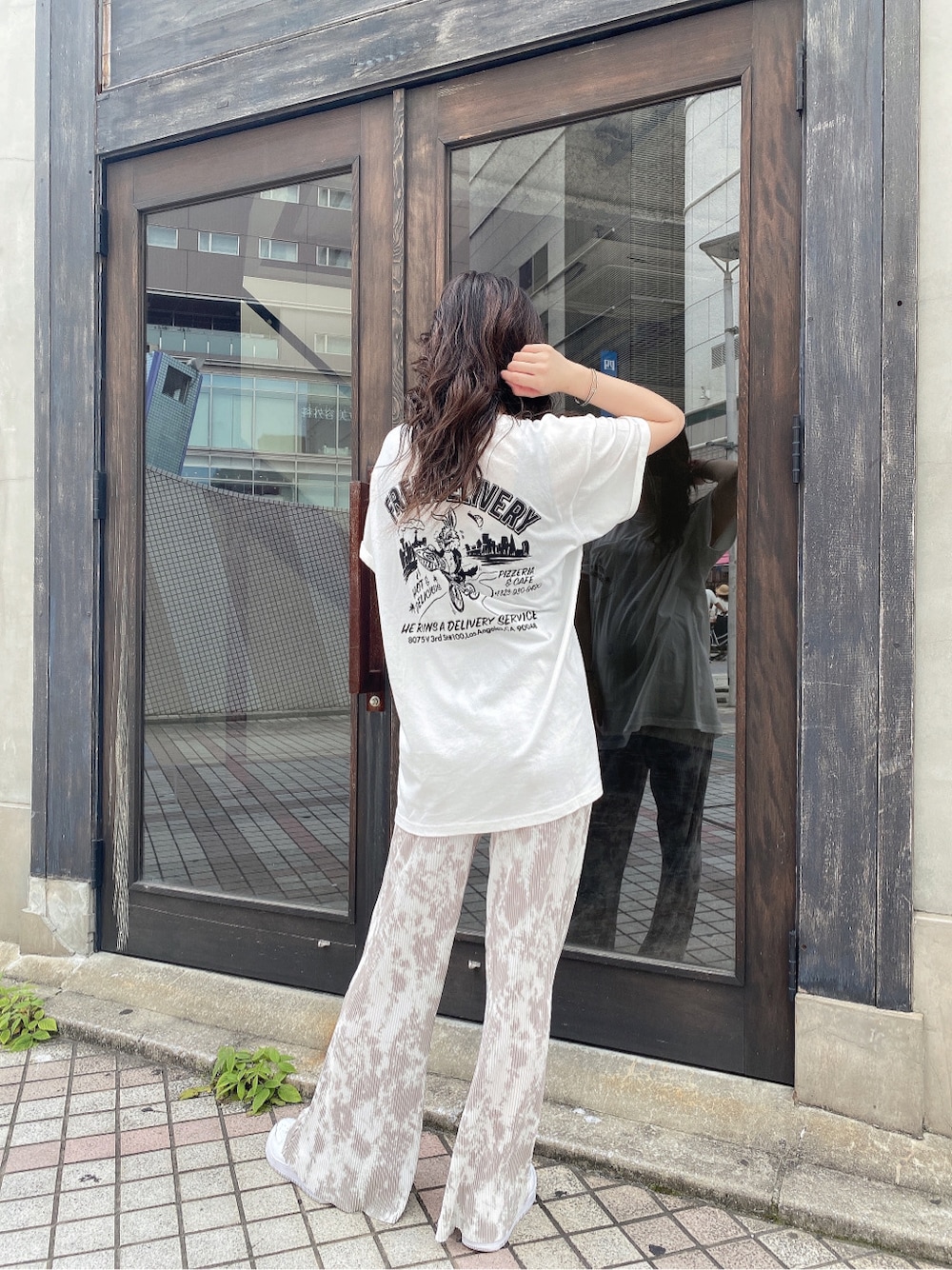 ホワイト系のTシャツ/カットソーを着用したレディースの夏コーディネートの4枚目の写真