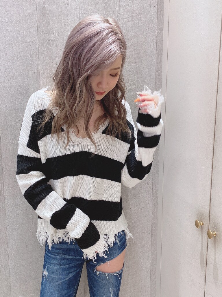 ブルー系のデニムパンツ、ブラック系のニット/セーターを着用したレディースの秋コーディネートの3枚目の写真